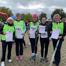 Die Walkerinnen des SBL-Teams komplett im Ziel, v.l.n.r.: Sabine Koschinsky, Dorit Bendler, Heike Bauer-Plettenberg, Jette Schneider, Birgit Hoth © 2025 A. Bauer