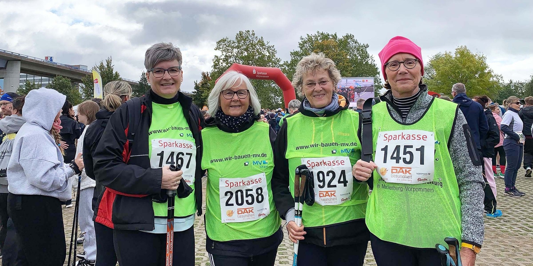 SBL-Walkerinnen vor dem Start, v.l.n.r.: Dorit Bendler, Sabine Koschinsky, Birgit Hoth, Heike Bauer-Plettenberg © 2025 A. Bauer