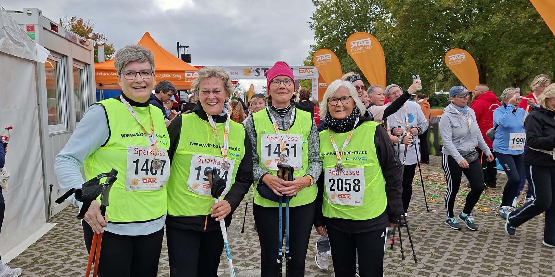 Geschafft! Glückliche und stolze Gesichter nach dem Zieleinlauf © 2025 A. Bauer