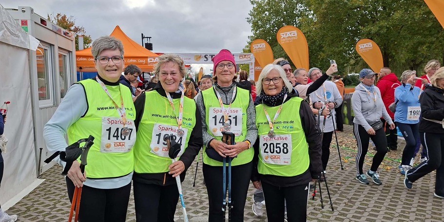 Geschafft! Glückliche und stolze Gesichter nach dem Zieleinlauf © 2025 A. Bauer