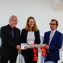 Schlüsselübergabe v. l. n. r.: Jens Rott (Leiter Staatliches Bau- und Liegenschaftsamt Neubrandenburg), Bettina Martin (Ministerin für Wissenschaft, Kultur, Bundes- und Europaangelegenheiten MV), Prof. Dr. Gerd Teschke (Rektor Hochschule Neubrandenburg) © 2025 Mathis Kotsch/STEFFEN MEDIA
