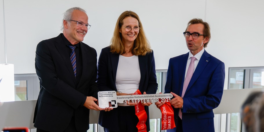 Schlüsselübergabe v. l. n. r.: Jens Rott (Leiter Staatliches Bau- und Liegenschaftsamt Neubrandenburg), Bettina Martin (Ministerin für Wissenschaft, Kultur, Bundes- und Europaangelegenheiten MV), Prof. Dr. Gerd Teschke (Rektor Hochschule Neubrandenburg) © 2025 Mathis Kotsch/STEFFEN MEDIA