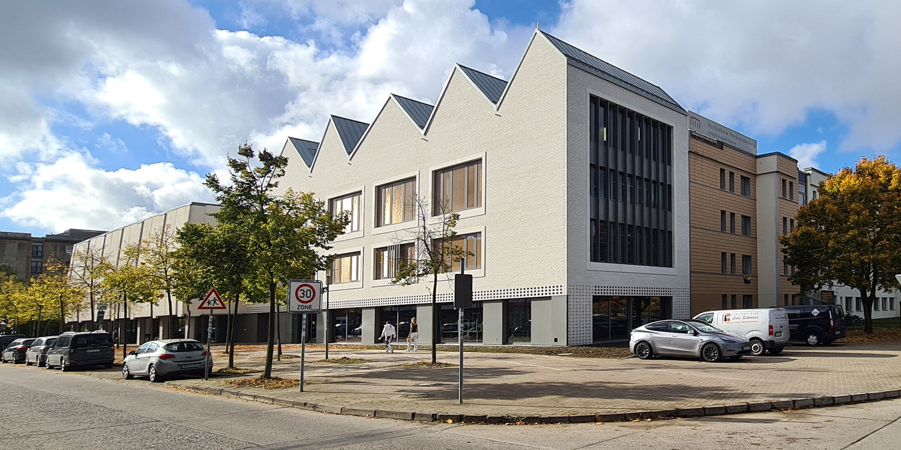 Blick auf den Erweiterungsneubau der Hochschulbibliothek mit dem Fensterfeld zur Stadt. © 2025 SBL Neubrandenburg