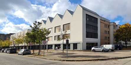 Blick auf den Erweiterungsneubau der Hochschulbibliothek mit dem Fensterfeld zur Stadt. © 2025 SBL Neubrandenburg