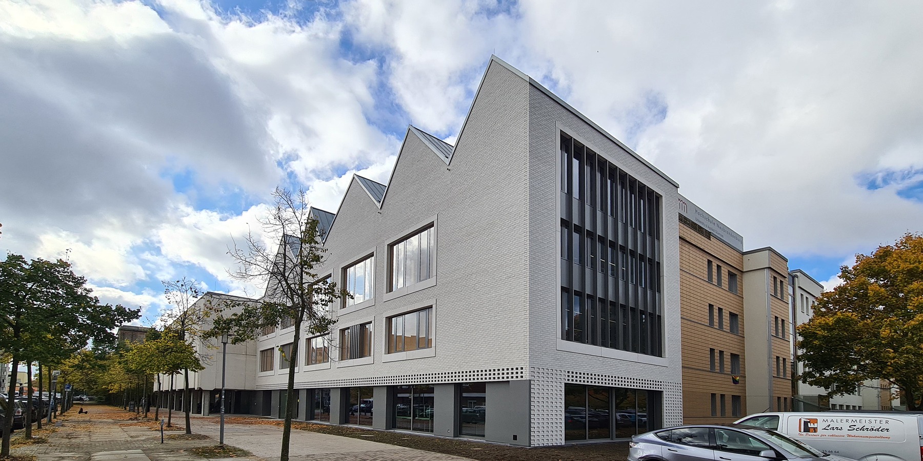 Blick auf die Hochschulbibliothek mit dem Erweiterungsneubau © 2025 SBL Neubrandenburg
