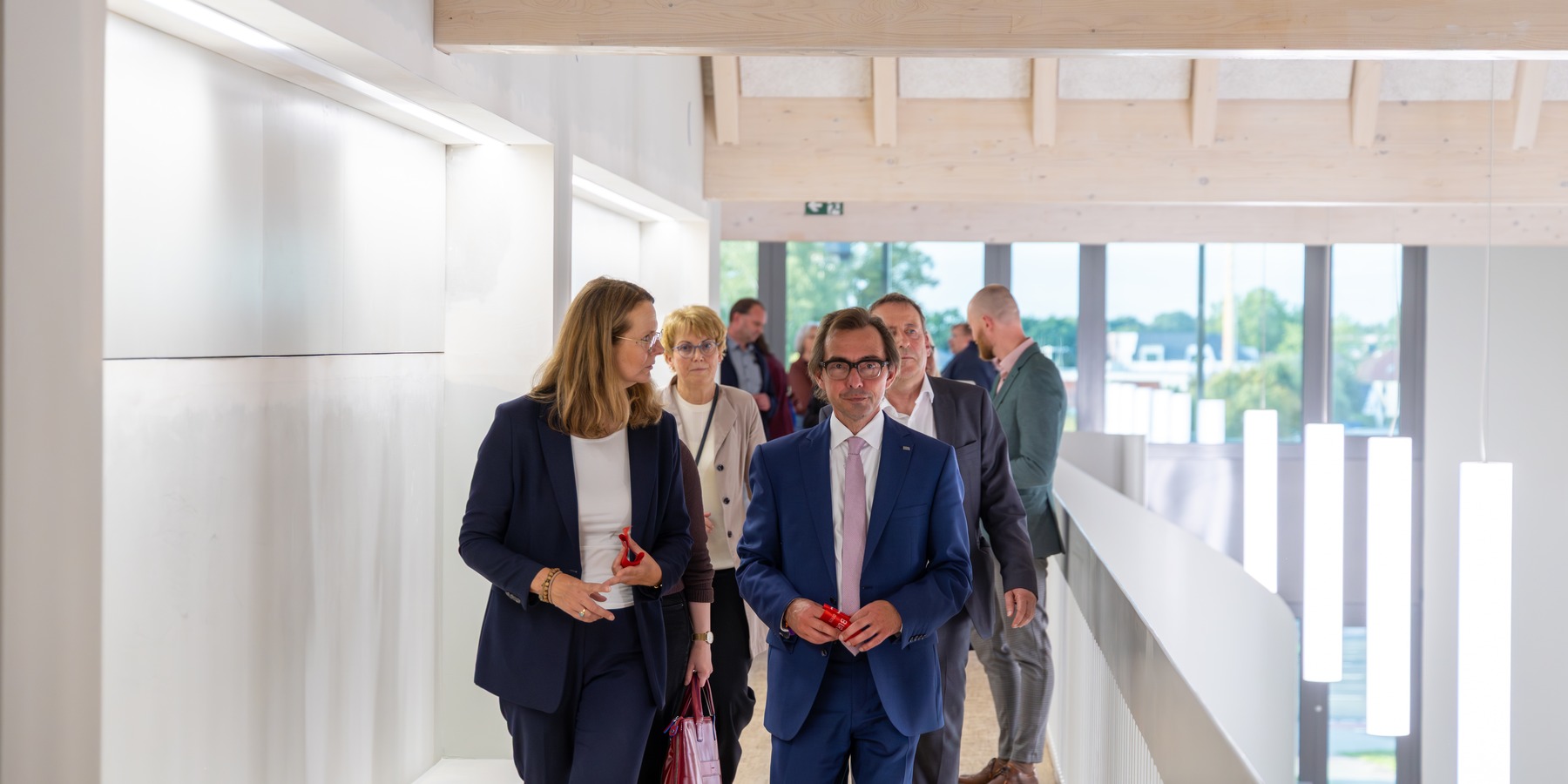 Ministerin Bettina Martin und Rektor Dr. Gerd Teschke  beim Rundgang durch die Bibliothek, hier im Bereich der Galerie © 2025 Mathis Kotsch/STEFFEN MEDIA