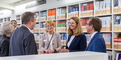 Architektin Angelika Kunkler und Architekt Reimar Herbst im Gespräch mit Bibliotheksleiterin Heike Lebert,  Ministerin Bettina Martin und Rektor Prof. Dr. Gerd Teschke © 2025 Mathis Kotsch/STEFFEN MEDIA