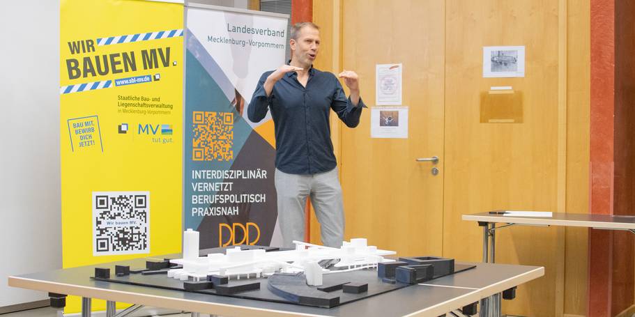 Dipl.-Ing. Steffen Güll ist Vorsitzender des Landesverbandes MV des Bundes Deutscher Baumeister und begrüßt hier die Gäste des vierten Teils der Reihe  Baukultur im Dialog  beim SBL Rostock. © 2025 Christian Hoffmann (SBL-MV / Ministerium für Finanzen und Digitalisierung MV)