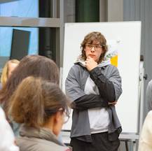 Hier im Dialog: Ben Passow stellte seinen prämierten Entwurf  Green Transit Hub  am 28. Oktober 2025 in Rostock vor. © 2025 Christian Hoffmann (SBL-MV / Ministerium für Finanzen und Digitalisierung MV)