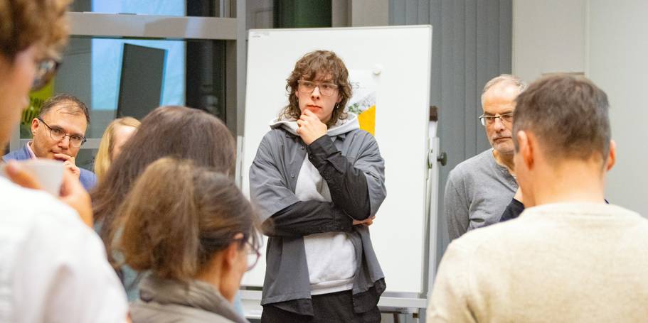 Hier im Dialog: Ben Passow stellte seinen prämierten Entwurf  Green Transit Hub  am 28. Oktober 2025 in Rostock vor. © 2025 Christian Hoffmann (SBL-MV / Ministerium für Finanzen und Digitalisierung MV)