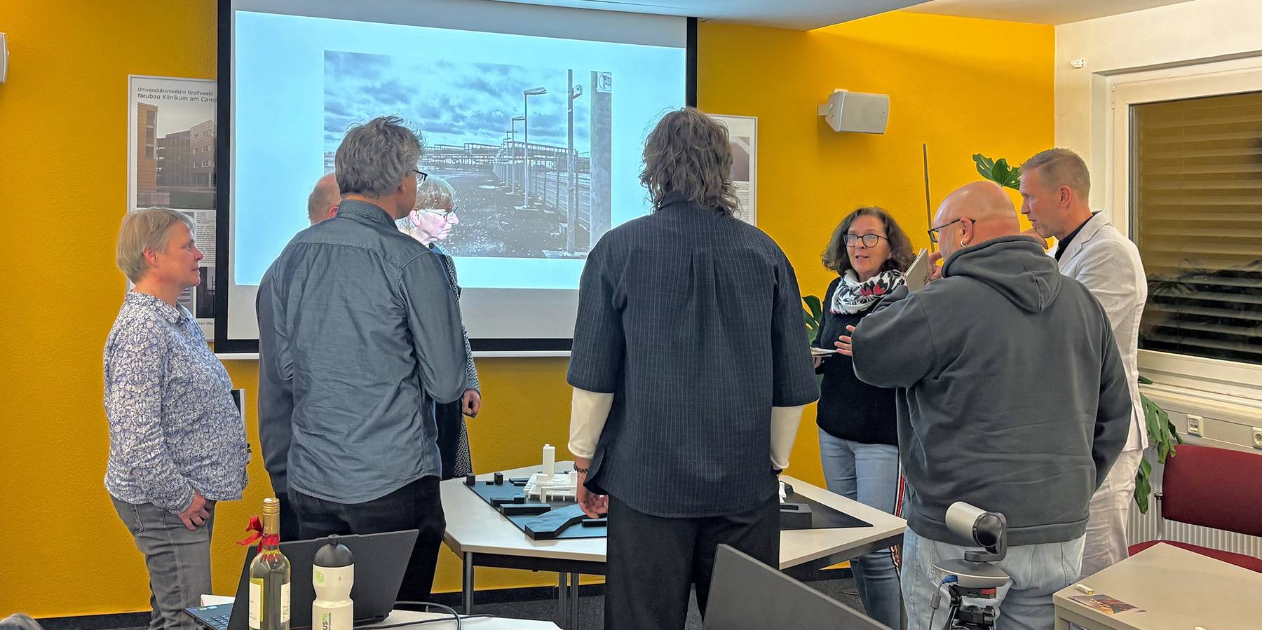 In Greifswald: Austausch mit Ben Passow (Mitte) zur Baukultur am Modell der Idee für das Südwest-Kreuz in Berlin. © 2025 Christian Hoffmann (SBL-MV / Ministerium für Finanzen und Digitalisierung MV)