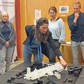 Carmen-Alina Botezatu leitet das SBL Rostock und war Gastgeberin für den vierten und letzten Teil der Reihe  Baukultur im Dialog . Hier am Modell des prämierten Entwurfs von Ben Passow zum Südwest-Kreuz in Berlin. © 2025 Christian Hoffmann (SBL-MV / Ministerium für Finanzen und Digitalisierung MV)