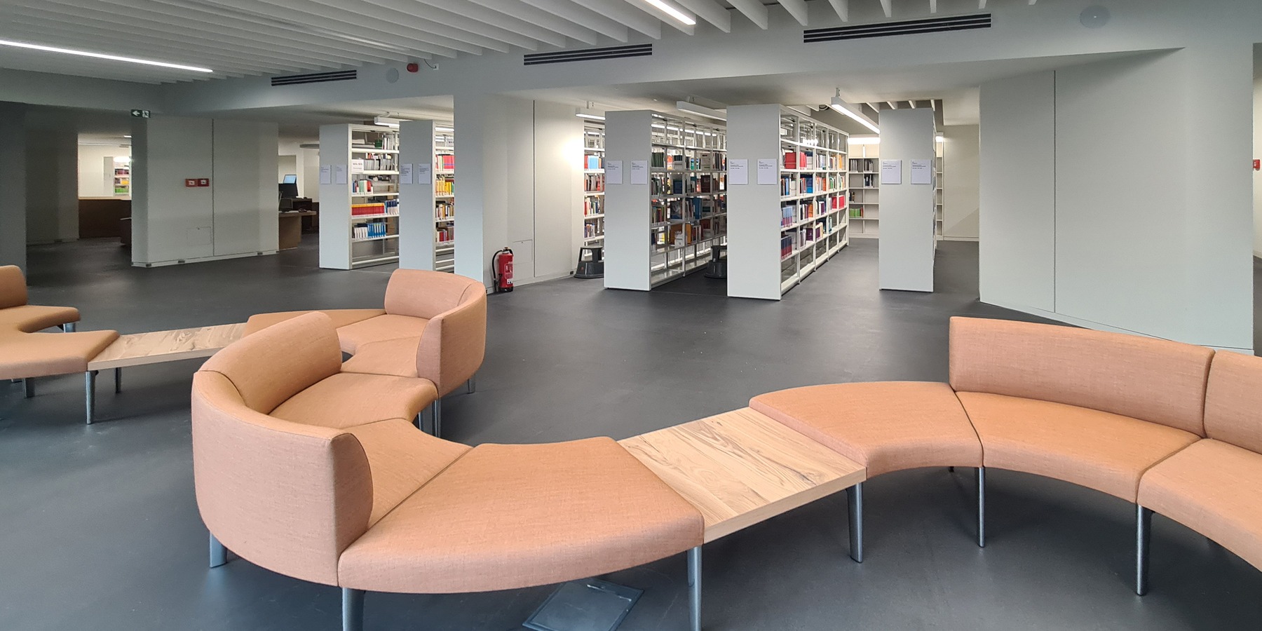 Blick auf die Leselounge im Erdgeschoss der Bibliothek © 2025 SBL Neubrandenburg