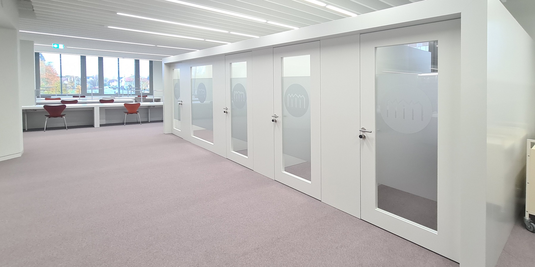 In einem der fünf abgetrennten Bereiche, den sogenannten Carrels, kann man konzentriert und ungestört arbeiten und studieren. © 2025 SBL Neubrandenburg