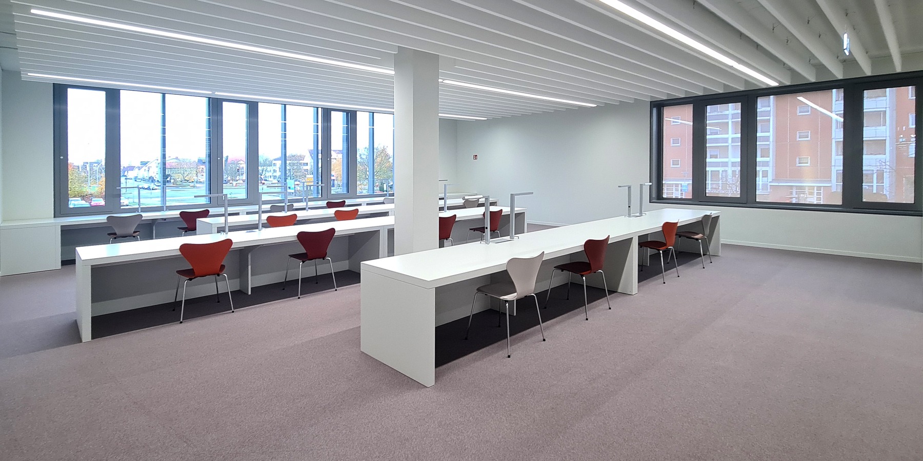 Arbeitsplätze im 1. Obergeschoss mit Blick auf die Stadt © 2025 SBL Neubrandenburg