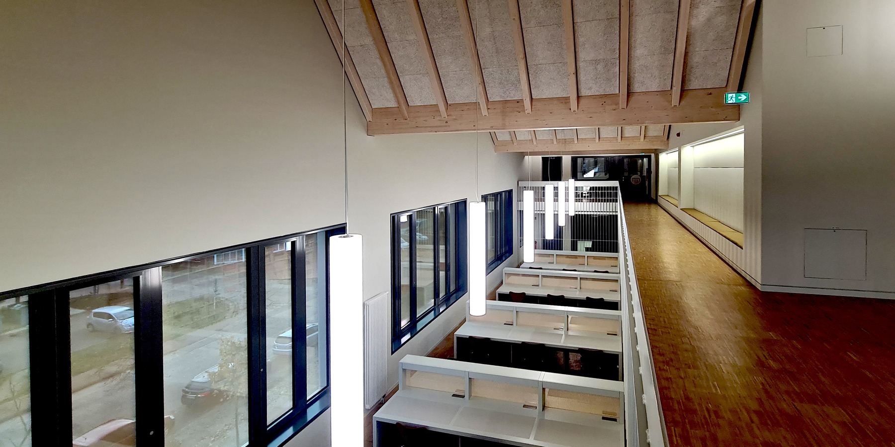 Im 3. Obergeschoss: Blick von der Galerie mit den sogenannten Anleseplätzen in den Wandnischen auf die Arbeitsplätze im 2. Obergeschoss. © 2025 SBL Neubrandenburg