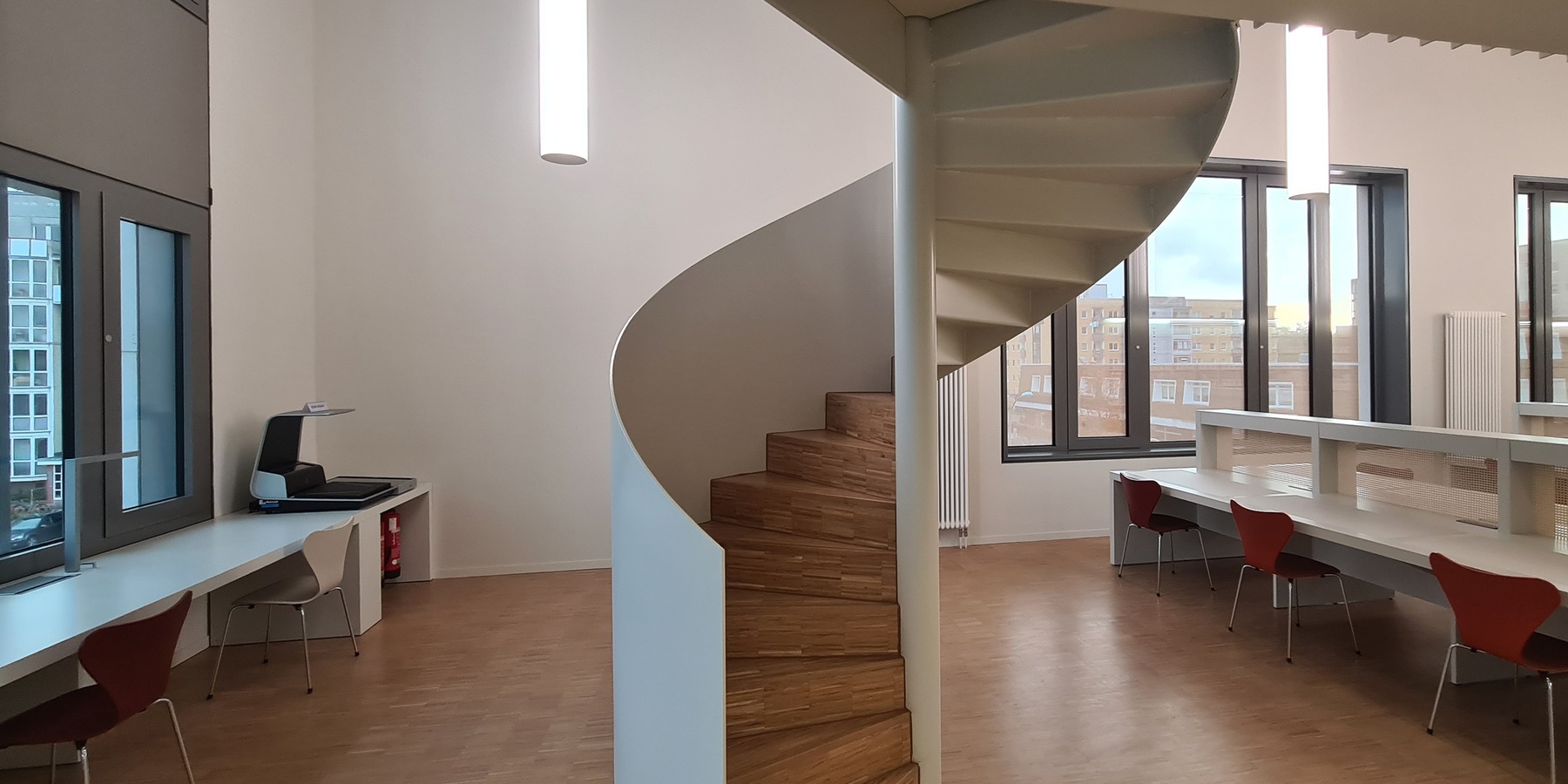 Über die Wendeltreppe gelangt man in das 3. Oberschoss mit Galerie und dem Ruhebereich. © 2025 SBL Neubrandenburg