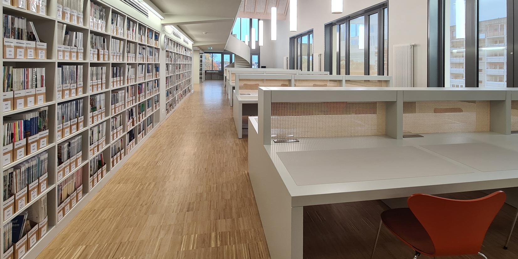 Das 2. Obergeschoss mit Blick auf die Arbeitsbereiche und die Wendeltreppe zur Galerie. © 2025 SBL Neubrandenburg