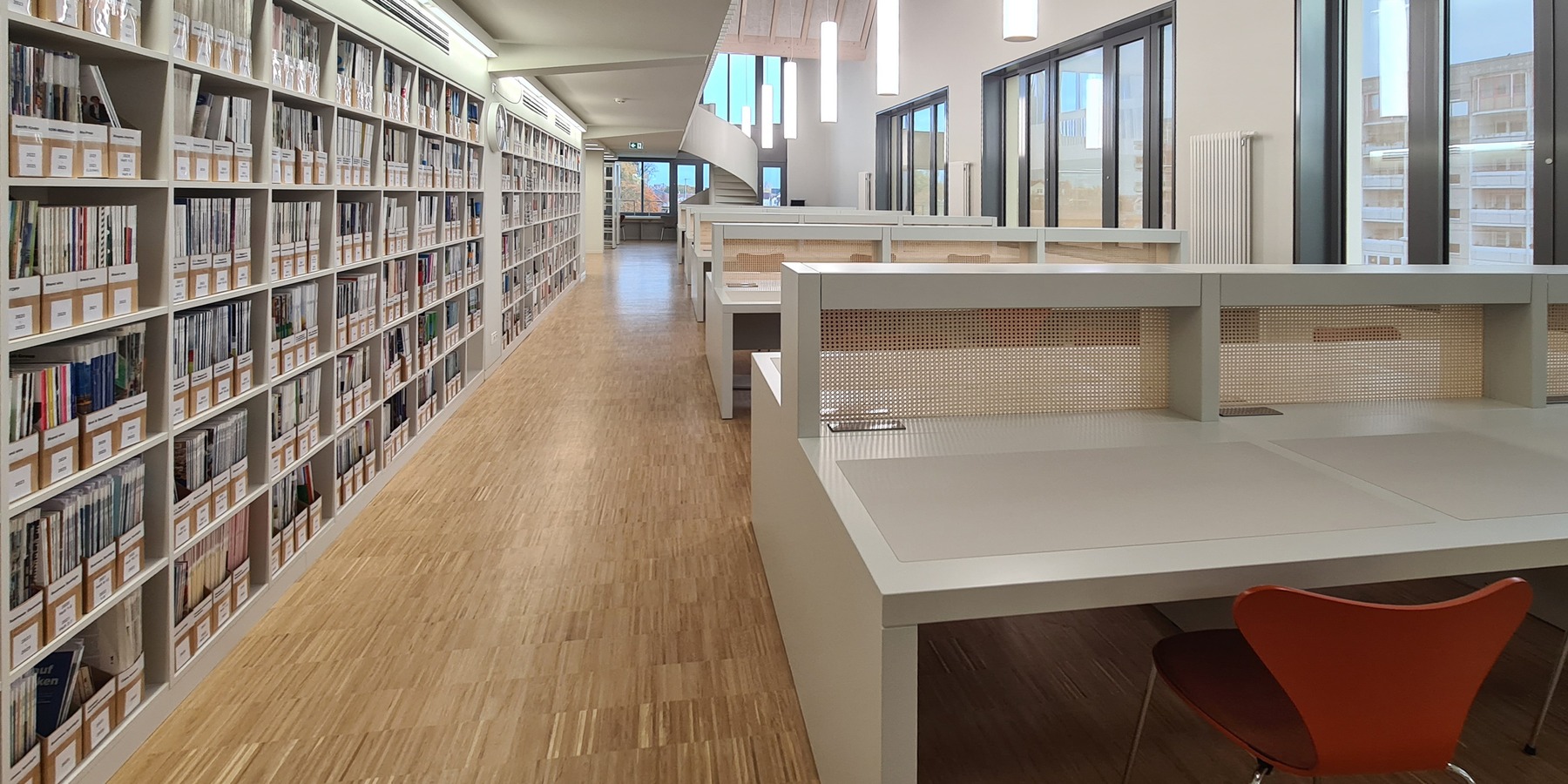 Das 2. Obergeschoss mit Blick auf die Arbeitsbereiche und die Wendeltreppe zur Galerie. © 2025 SBL Neubrandenburg