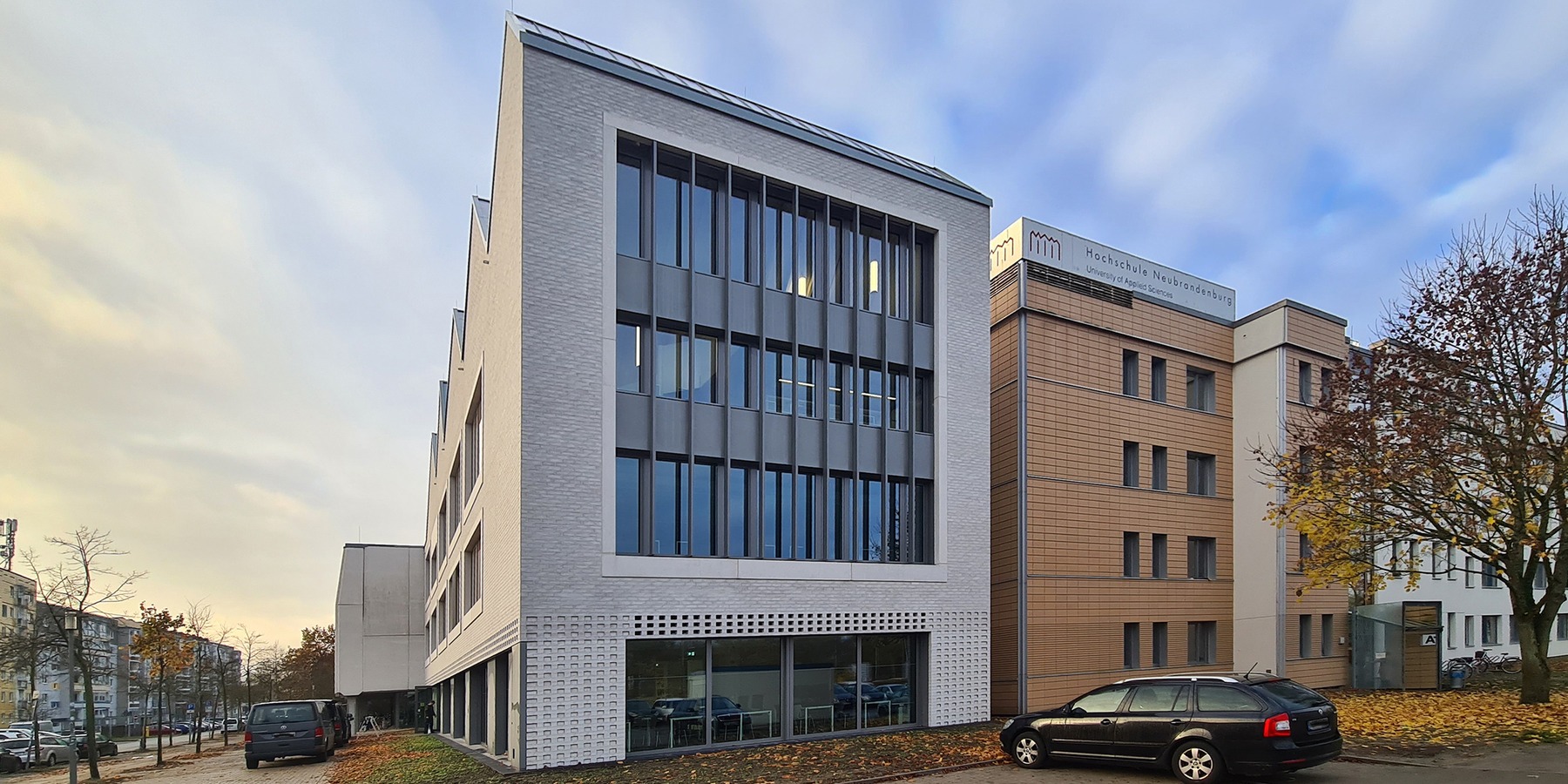 Ansicht des Erweiterungsbaus der Hochschule mit dem Bibliotheksfenster zur Stadt © 2025 SBL Neubrandenburg
