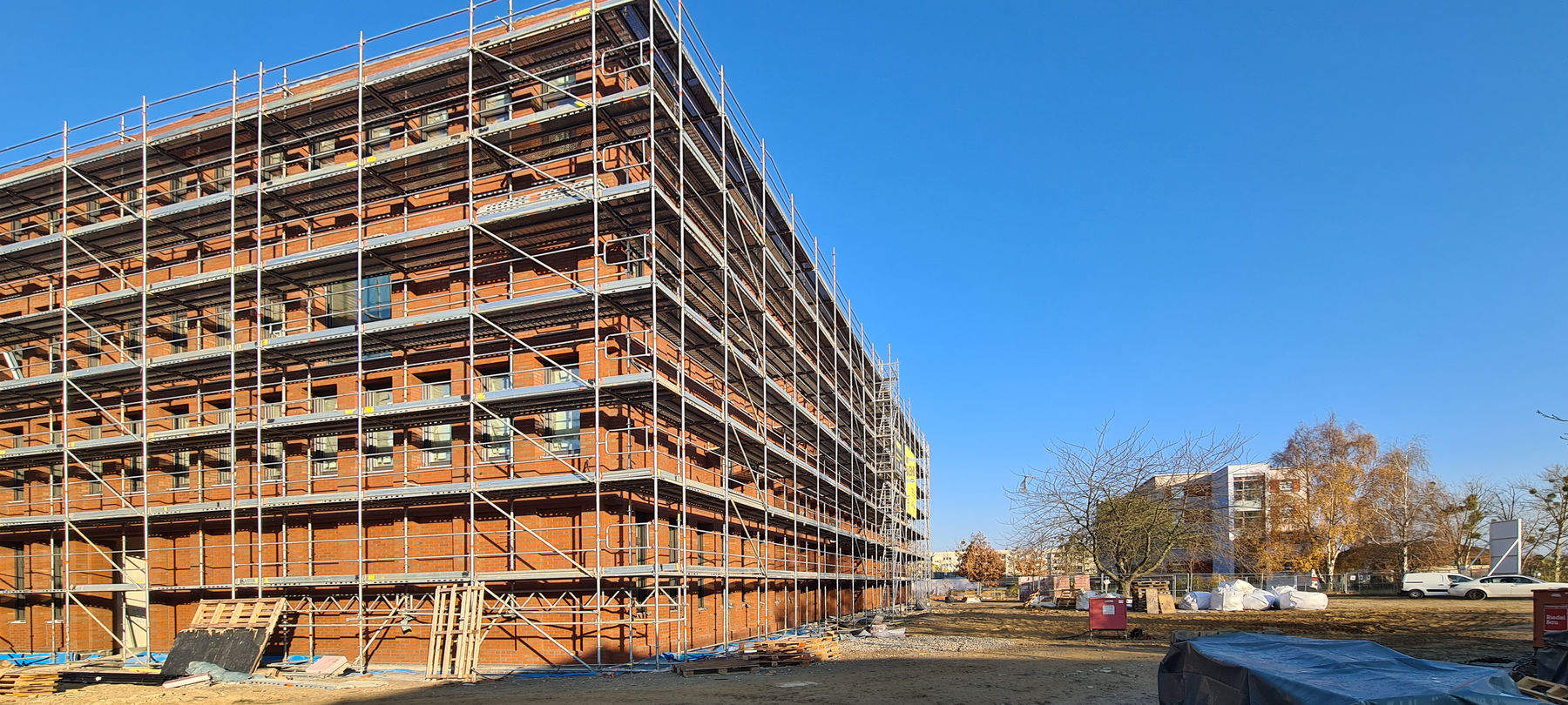 Süd-/Ostansicht mit Blick auf die spätere Vorplatzfläche © 2025 SBL Neubrandenburg