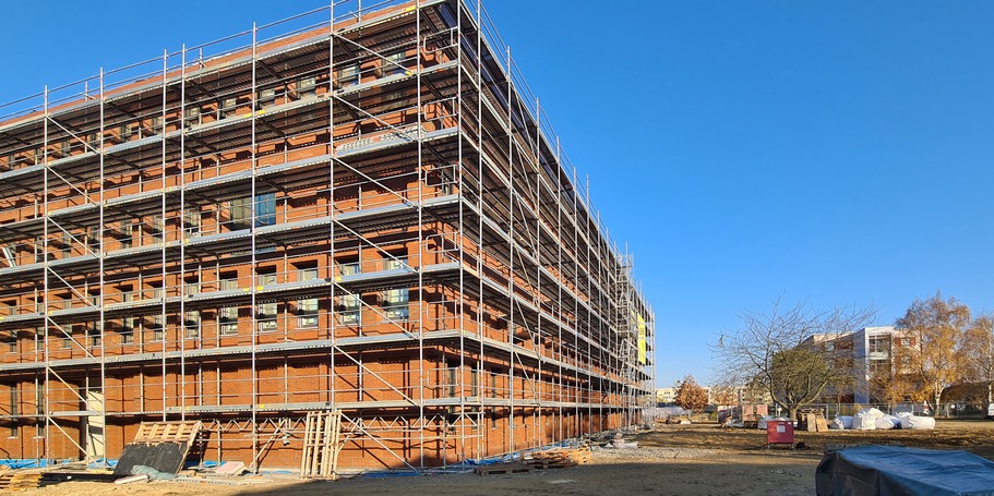 Süd-/Ostansicht mit Blick auf die spätere Vorplatzfläche © 2025 SBL Neubrandenburg