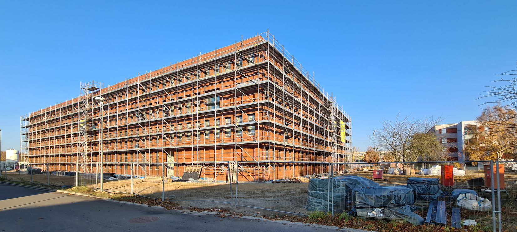 Blick auf die Süd-/Ostansicht des Polizeineubaus © 2025 SBL Neubrandenburg