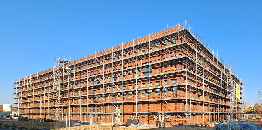 Blick auf die Süd-/Ostansicht des Polizeineubaus © 2025 SBL Neubrandenburg