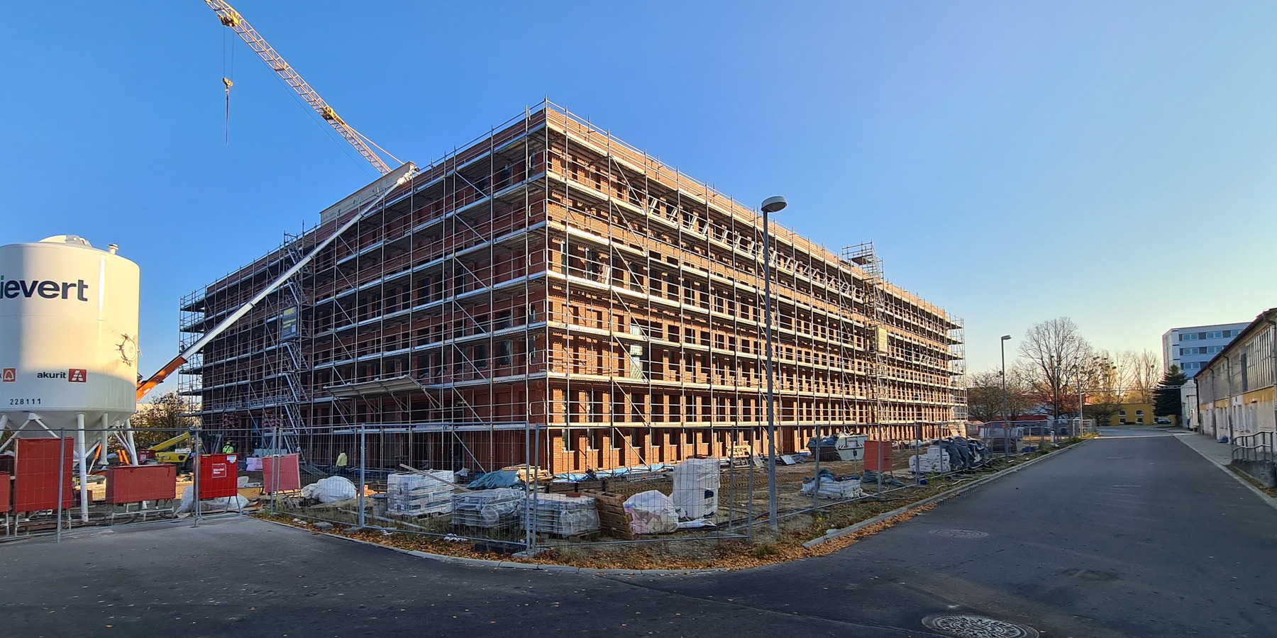 Süd-/Westansicht des Neubaus Polizeizentrum © 2025 SBL Neubrandenburg