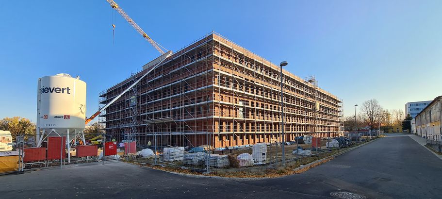 Süd-/Westansicht des Neubaus Polizeizentrum © 2025 SBL Neubrandenburg