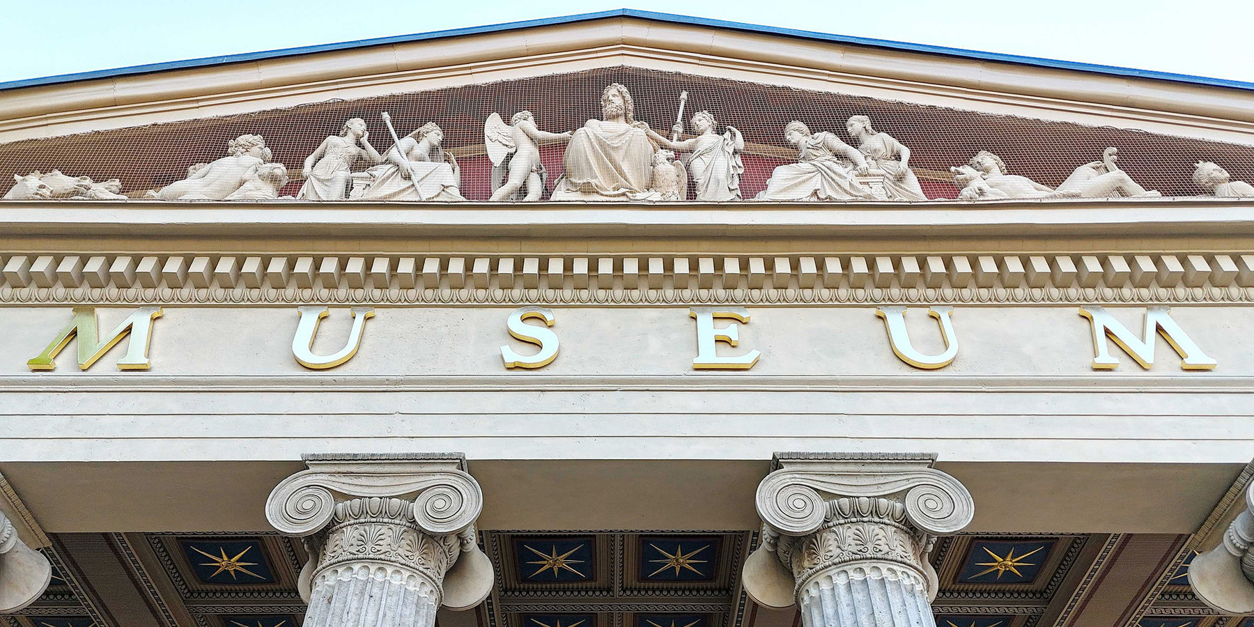 Tympanon des Portikus © 2025 Baumgart