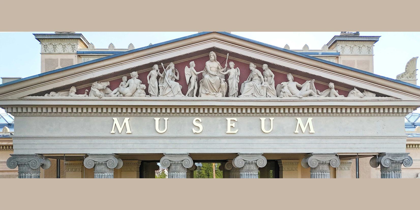 Tympanon des Portikus © 2025 Baumgart