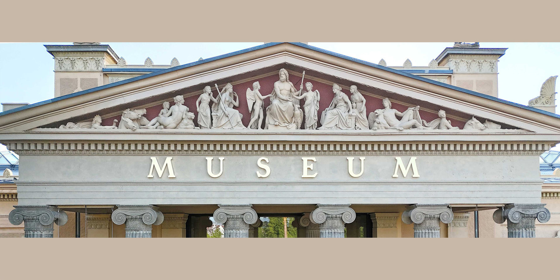 Tympanon des Portikus © 2025 Baumgart