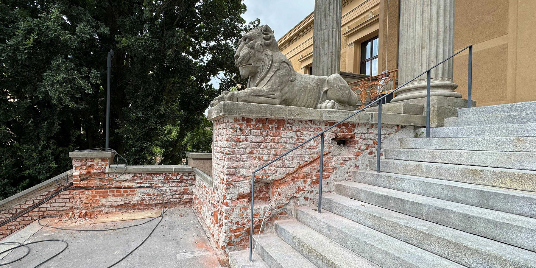 Die Eingangstreppe während der Sanierung. © 2025 SBL Schwerin