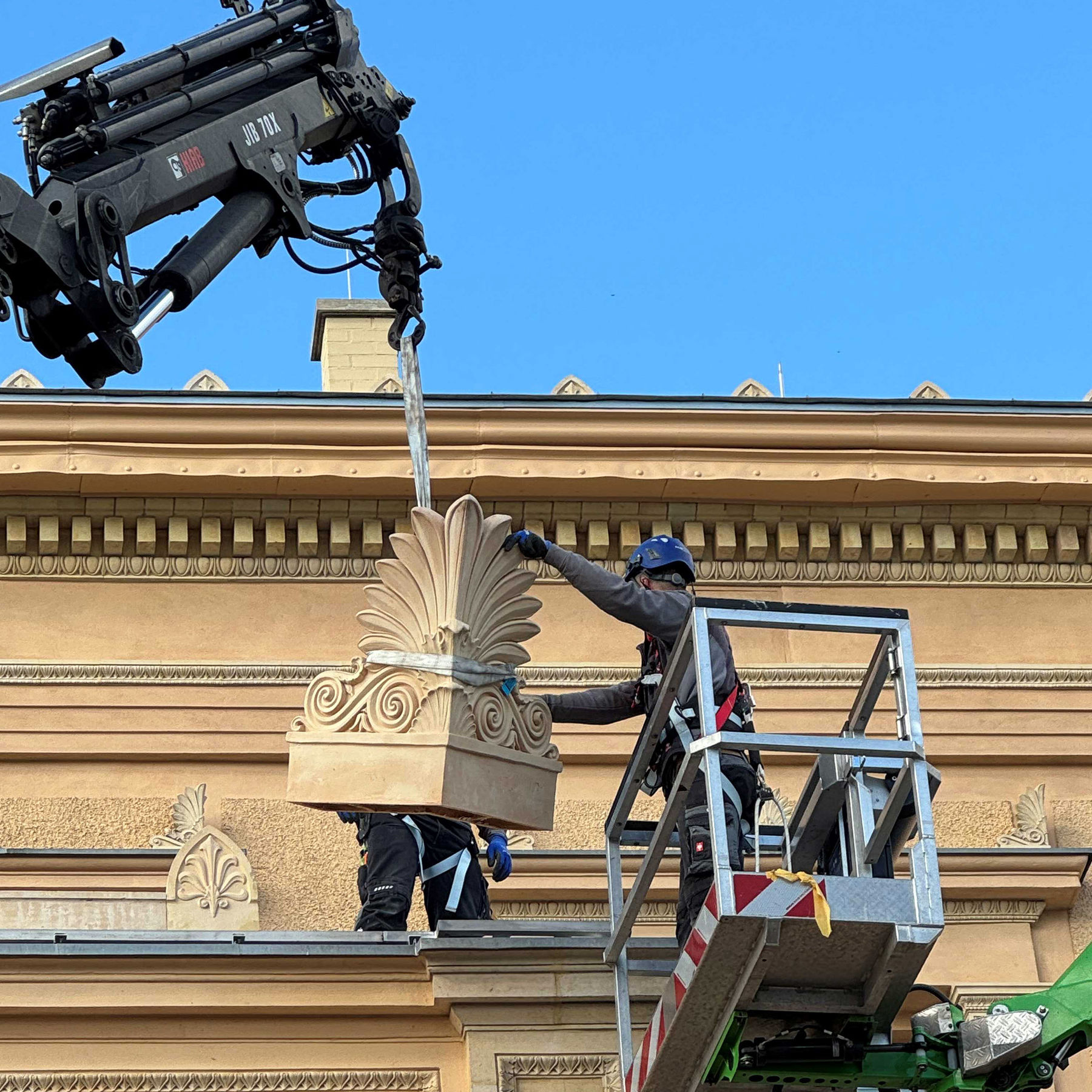 Die Terrakotten werden wieder angebracht. © 2025 SBL Schwerin