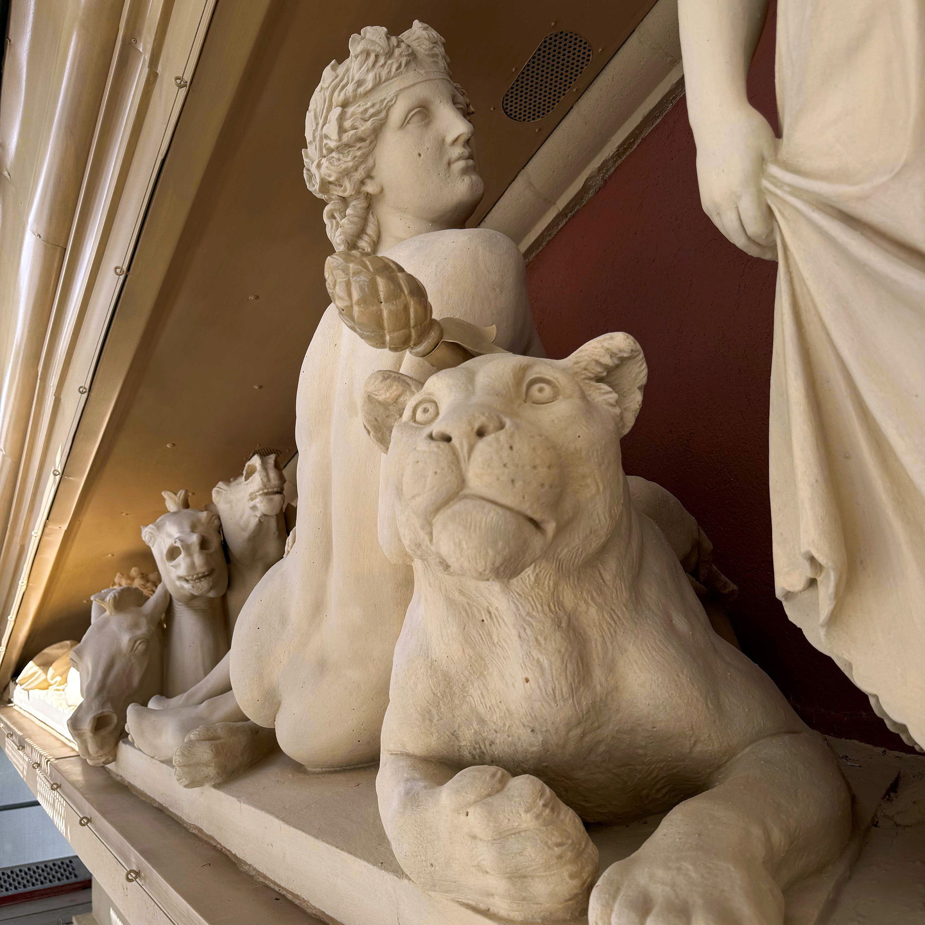 Teil des Tympanon (Psyche mit Löwen) © 2025 SBL Schwerin