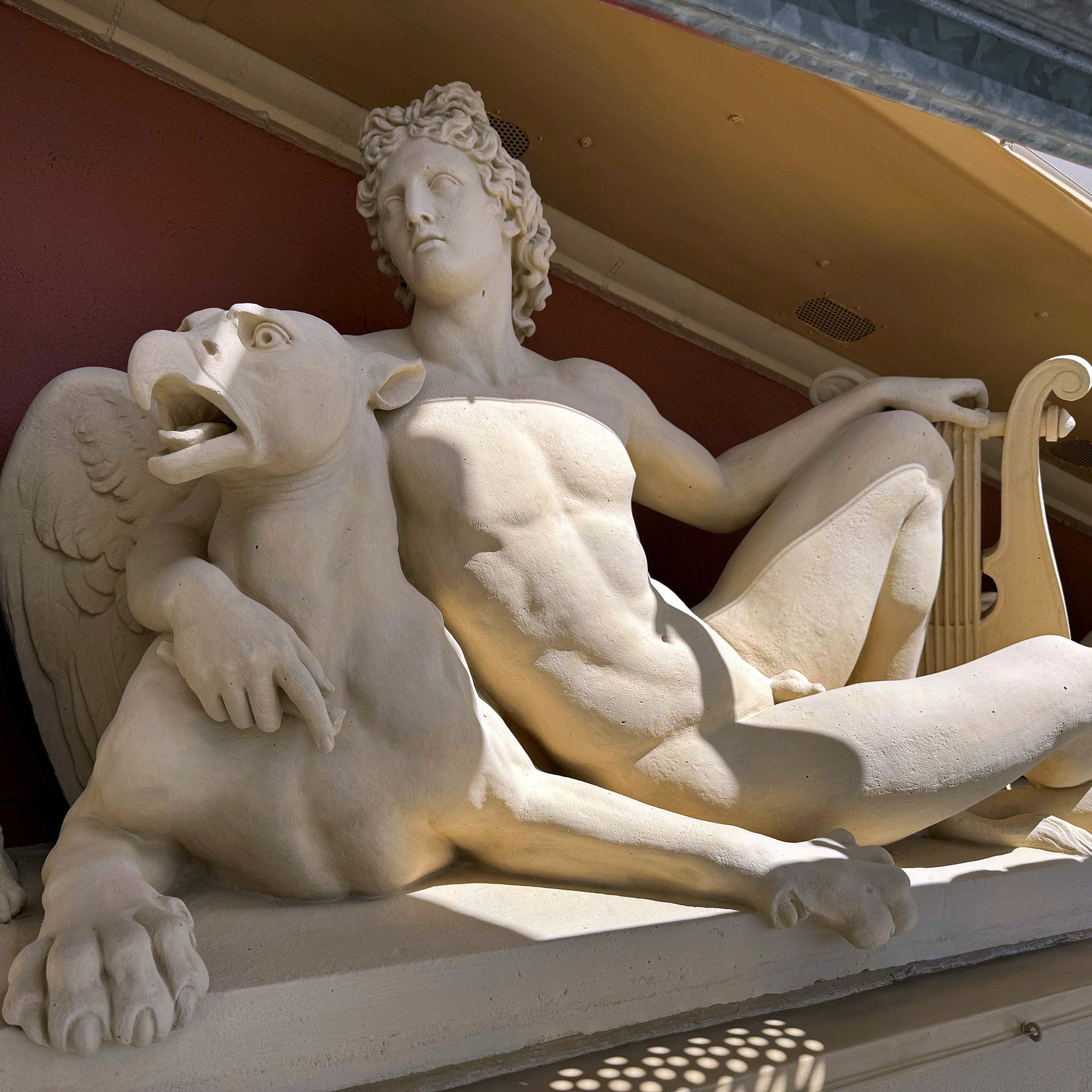 Teil des Tympanon (Eros bzw. Amor mit Greif) © 2025 SBL Schwerin