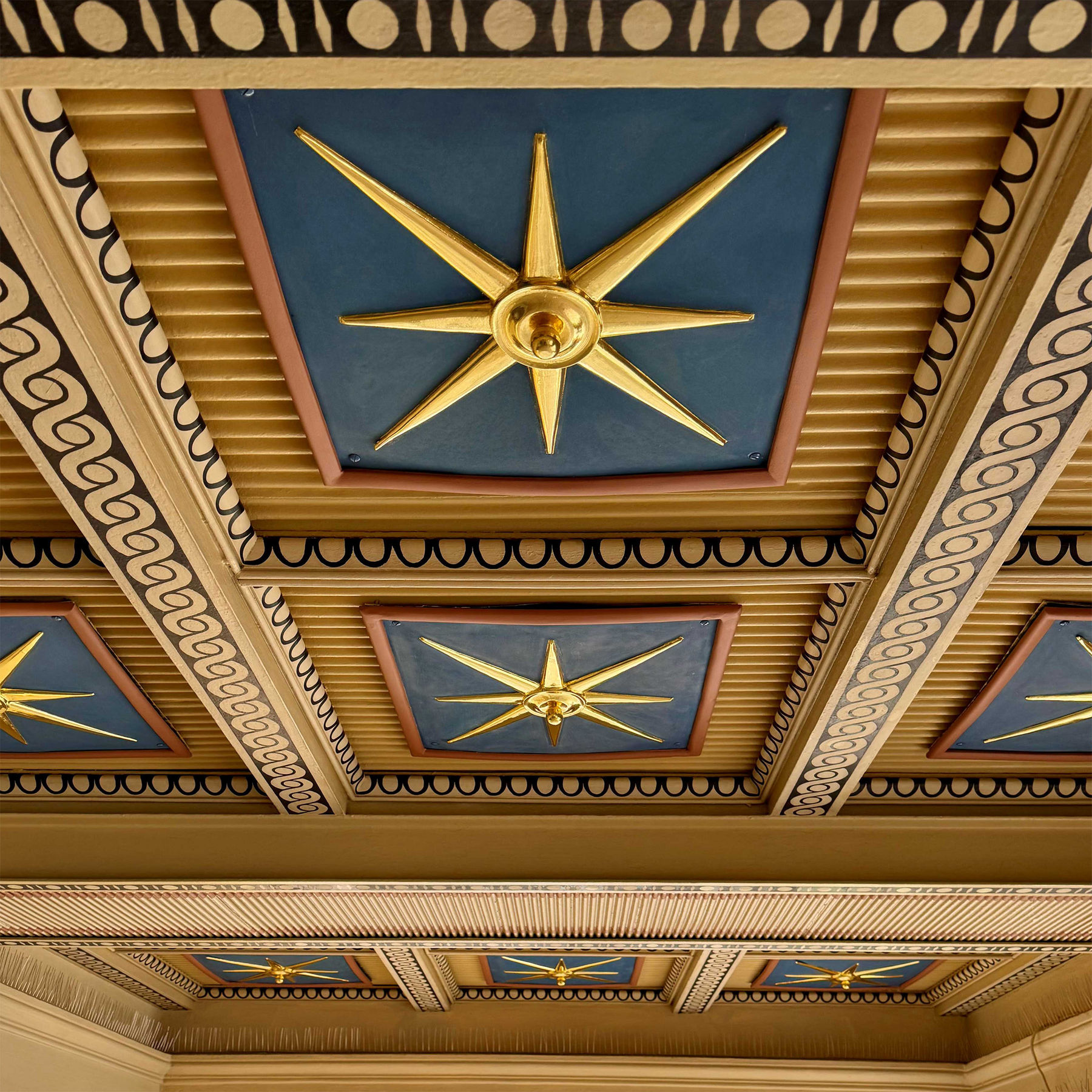 Deckendetail farbige Blechelemente mit vergoldeten Sternen © 2025 SBL Schwerin