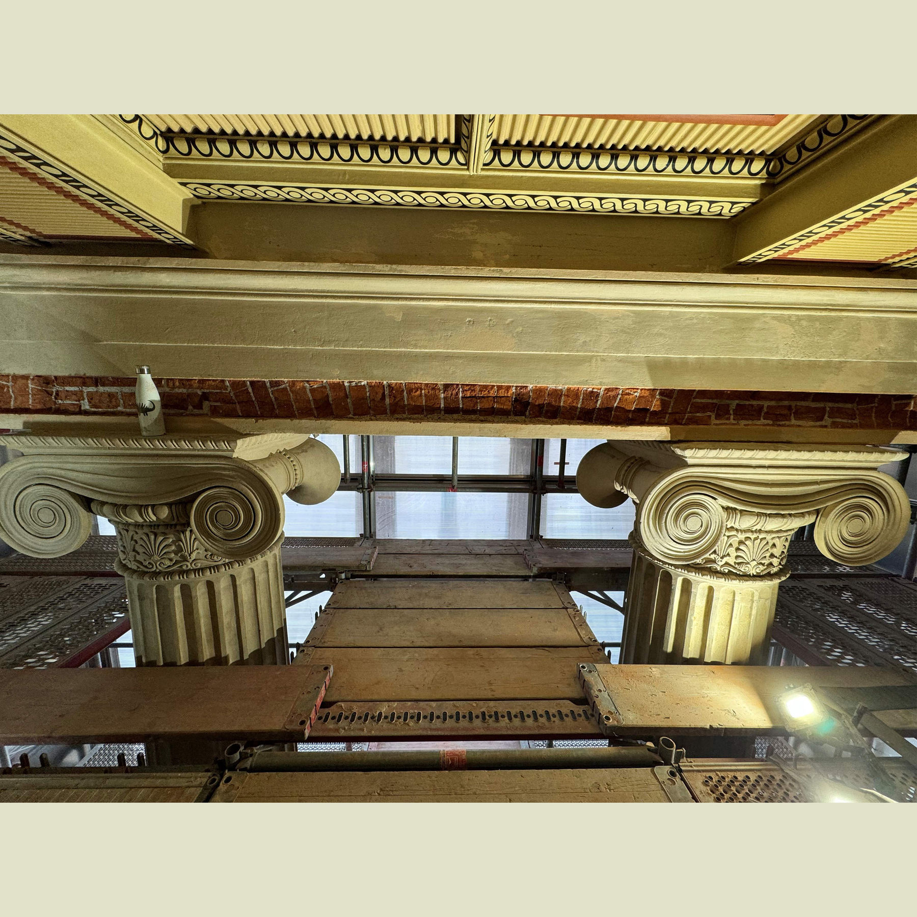 Unter dem Dach im Portikus © 2025 SBL Schwerin