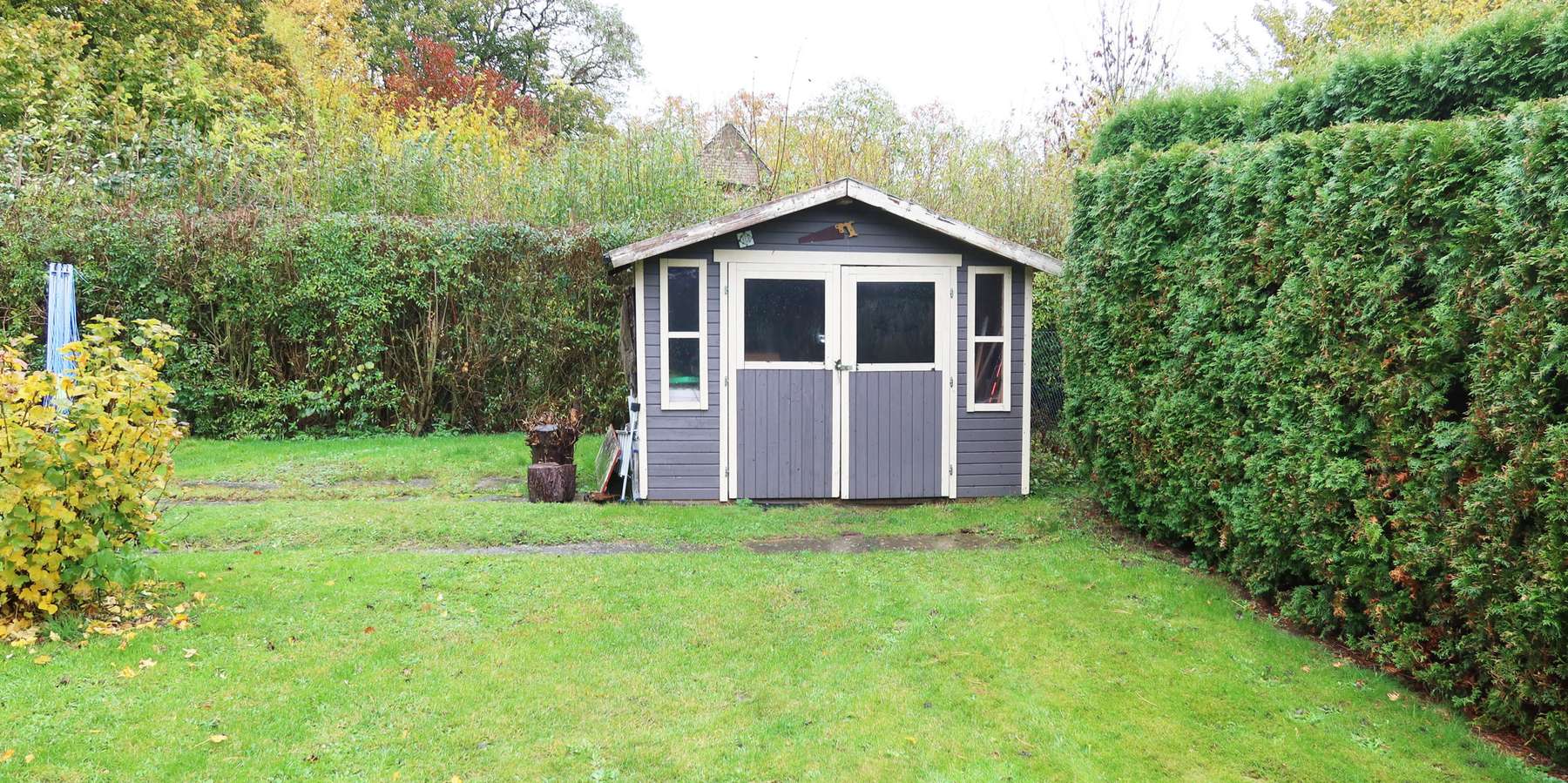 Blick auf das Gartenhaus an der östlichen Grundstücksgrenze © 2025 SBL-MV