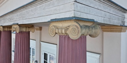 Kapitäle an den Säulen im Mittelrisalit über dem Haupteingang © 2026 Christian Hoffmann (SBL-MV / Finanzministerium MV)