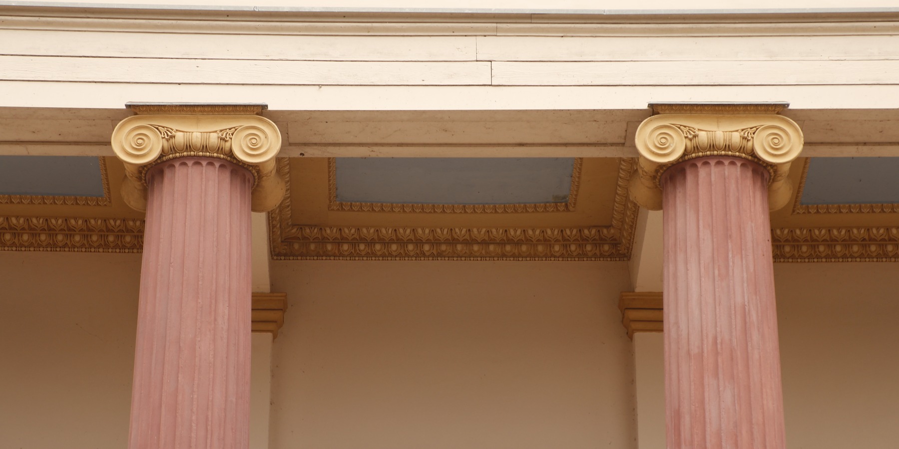 Kapitelle an den Säulen im Mittelrisalit © 2026 SBL Neubrandenburg