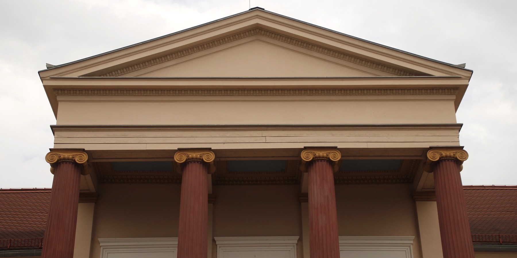 Mittelrisalit über dem Haupteingang © 2026 SBL Neubrandenburg