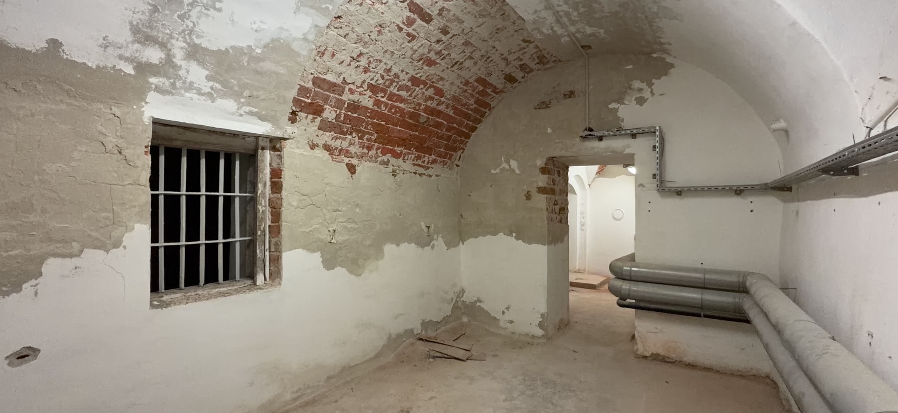 Hinter Gittern - ehemalige Gefängniszelle der Schlosswache im Keller © 2026 Christian Hoffmann (SBL-MV / Finanzministerium MV)