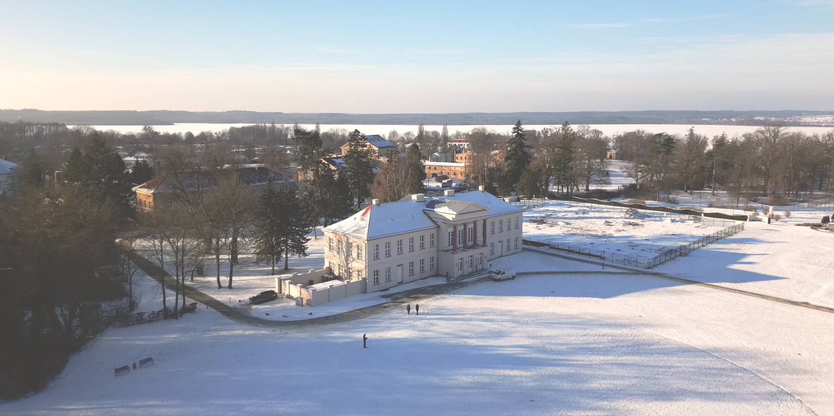 Blick vom Hirschberg rüber zum Kanzleigebäude auf dem Schlossberg im Winter 2026. © 2026 Christian Hoffmann (SBL-MV / Ministerium für Finanzen und Digitalisierung MV)