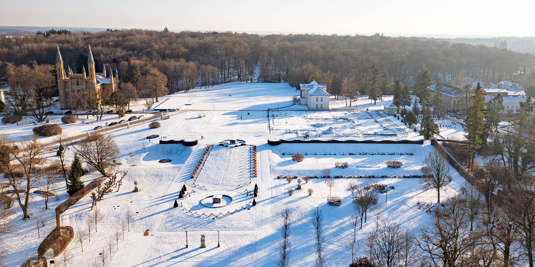 Über der barocken Mittelachse des Schlossgartens in Richtung Schlossberg - links die Schlosskirche, rechts das Kanzleigebäude. © 2026 Christian Hoffmann (SBL-MV / Ministerium für Finanzen und Digitalisierung MV)
