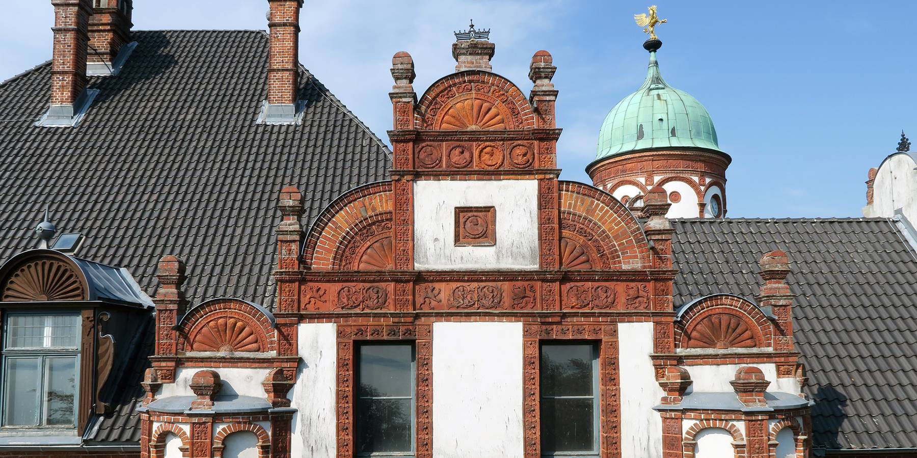 Teil der Fassade mit Terracotten © 2026 SBL Schwerin