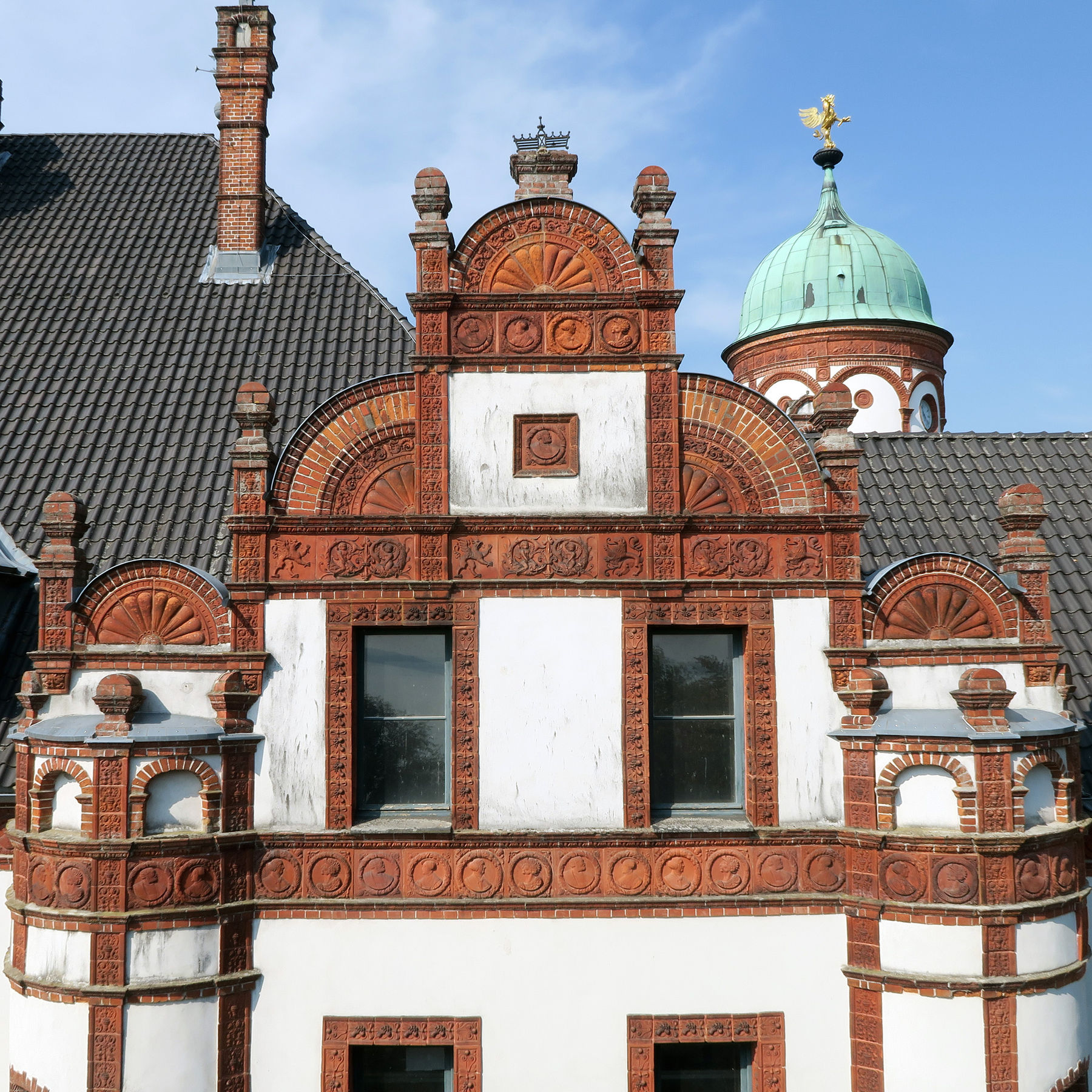 Teil der Fassade mit Terracotten © 2026 SBL Schwerin