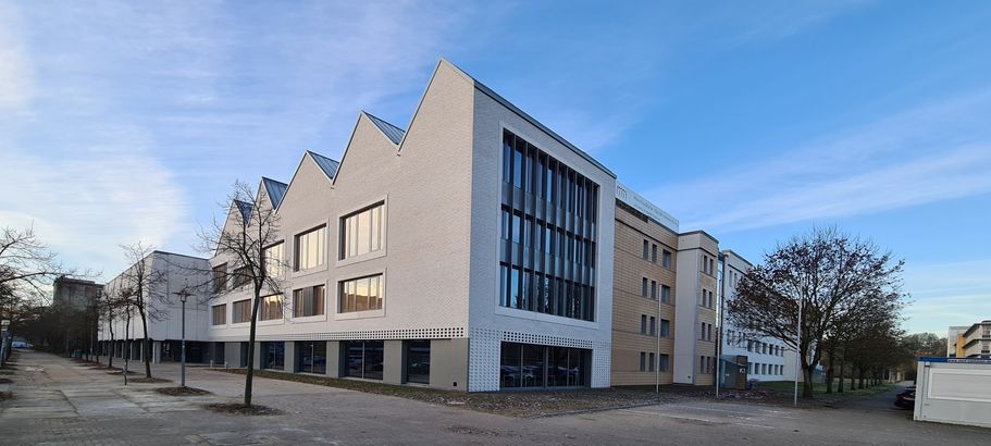 Blick auf den Erweiterungsbau der Bibliothek der Hochschule Neubrandenburg © 2025 SBL Neubrandenburg