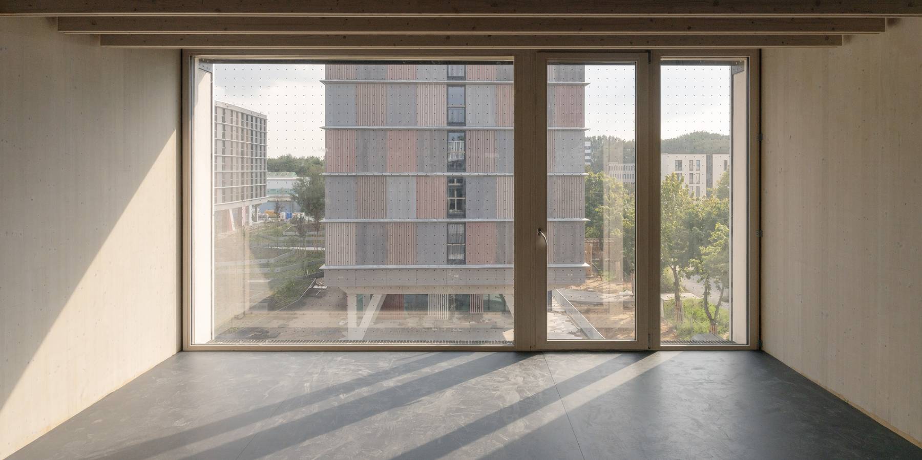 Lehrgebäude Pausenfläche © 2026 Jan Bitter